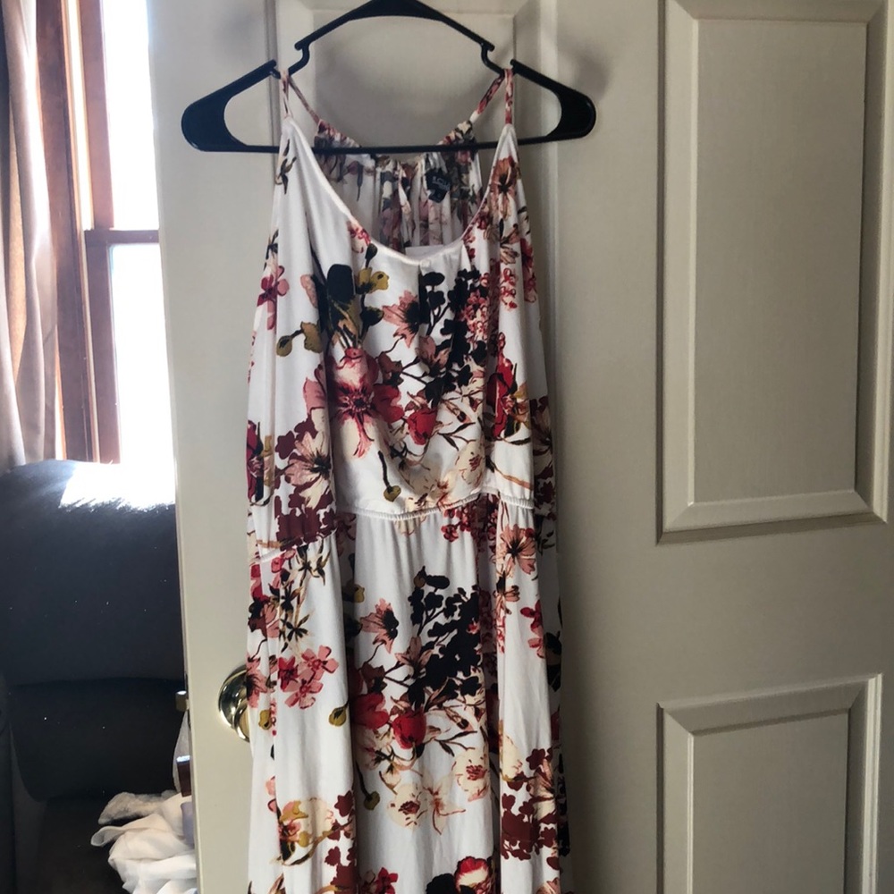 White/Floral 4X Maxi Dress